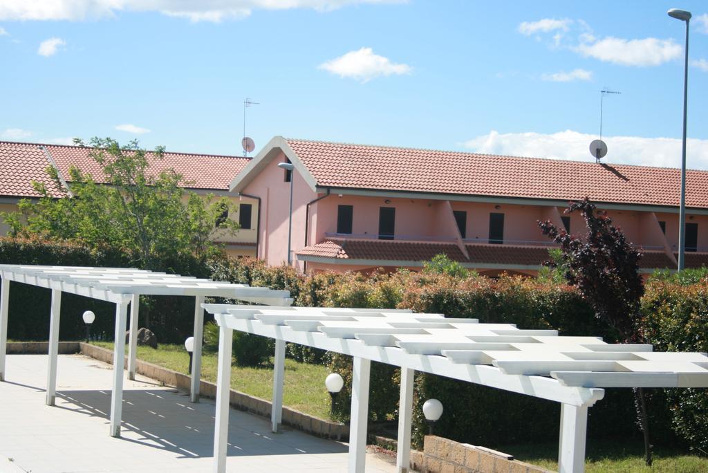 Baia Dei Canonici Aparthotel Villaggio Le Rocelle Exterior photo